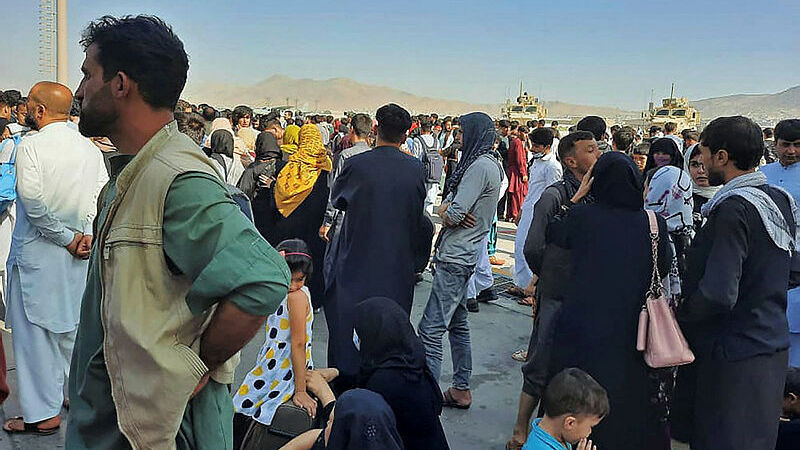 אפגניסטן קאבול התקהלות ב נמל התעופה מנסים לברוח מהמדינה אחרי השתלטות טליבאן
