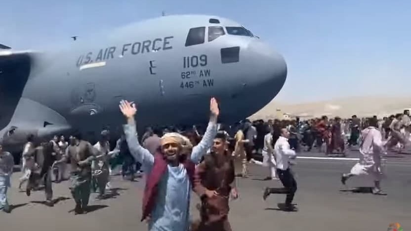 אפגניסטן קאבול נמל תעופה מטוס של צבא ארה"ב נוסע מפנה אפגנים מהמסלול הם נתלים