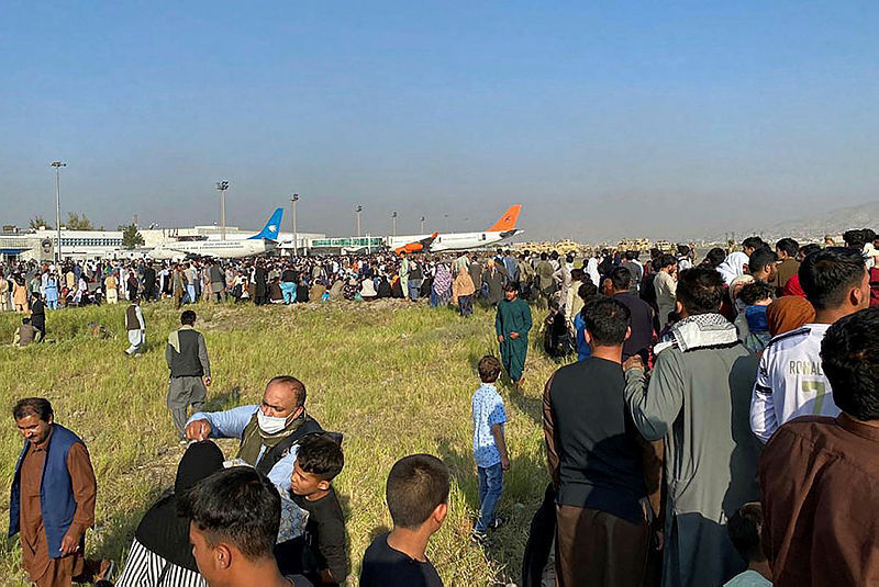 אפגניסטן קאבול אפגנים מחכים ב נמל התעופה להמריא לברוח אחרי השתלטות ה טליבאן