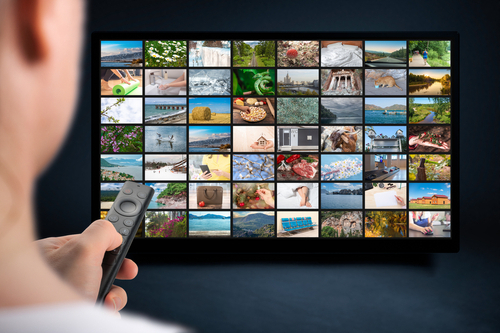 Множество каналов и возможность их сортировки по папкам для удобного просмотра (Фото: shutterstock) MAX TV реклама