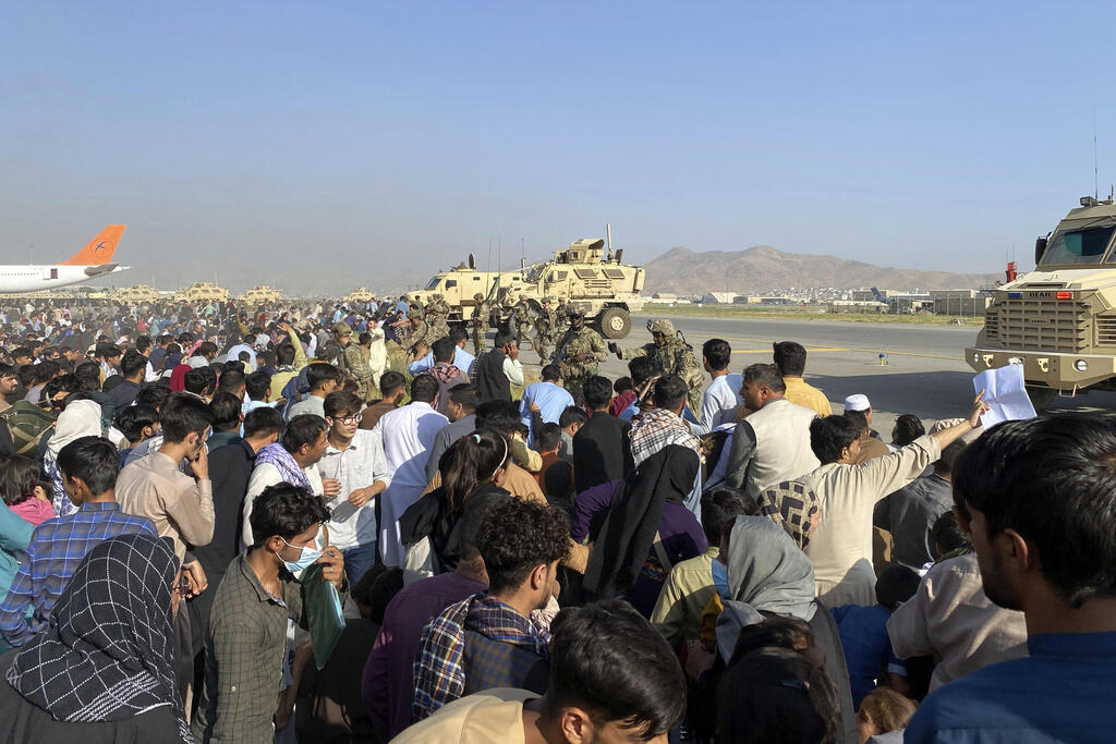 אפגניסטן קאבול נמל התעופה אחרי השתלטות ה טליבאן נשק נטוש בנמל התעופה