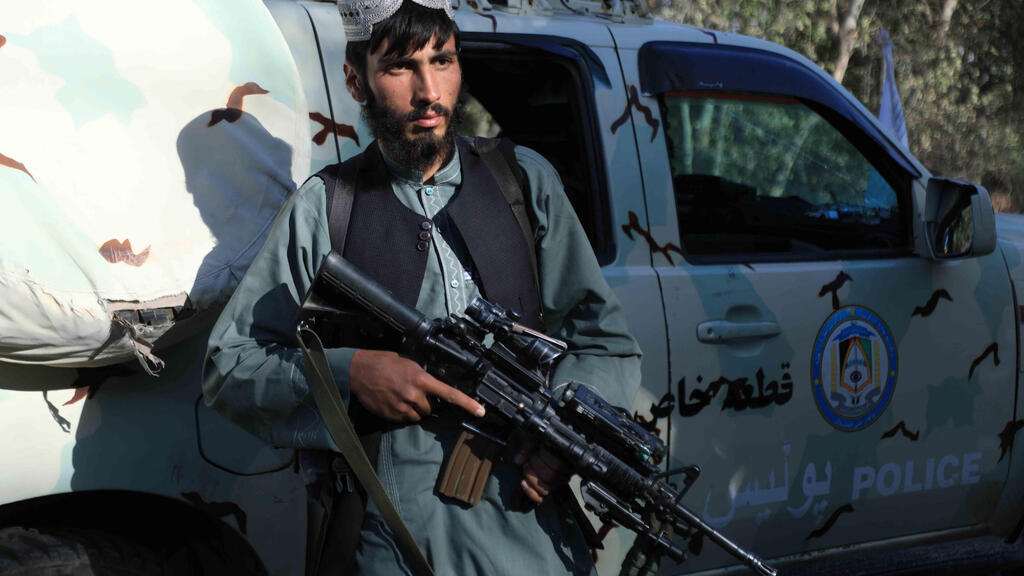 לוחם טליבאן עם רובה של הכוחות האפגניים בעיר הראת אפגניסטן