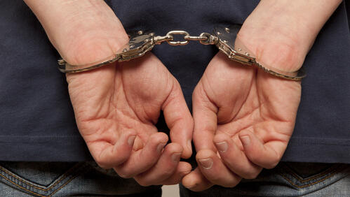 Мужчина в наручниках (Фото: shutterstock) мужчина наручники