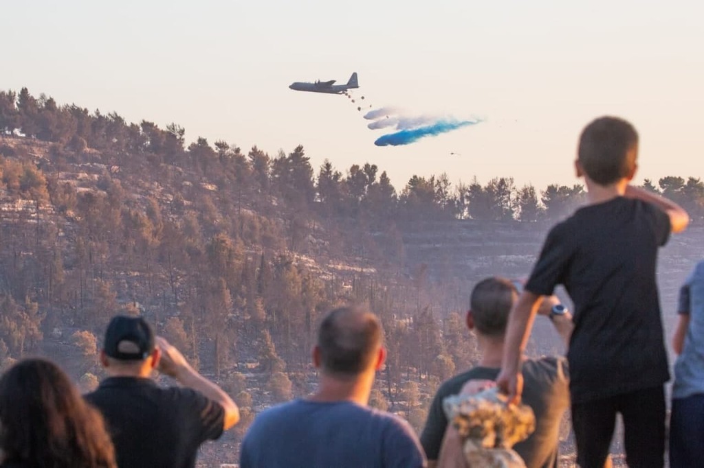 מטוס כיבוי הרקולס עובר מעל הר איתן בירושלים