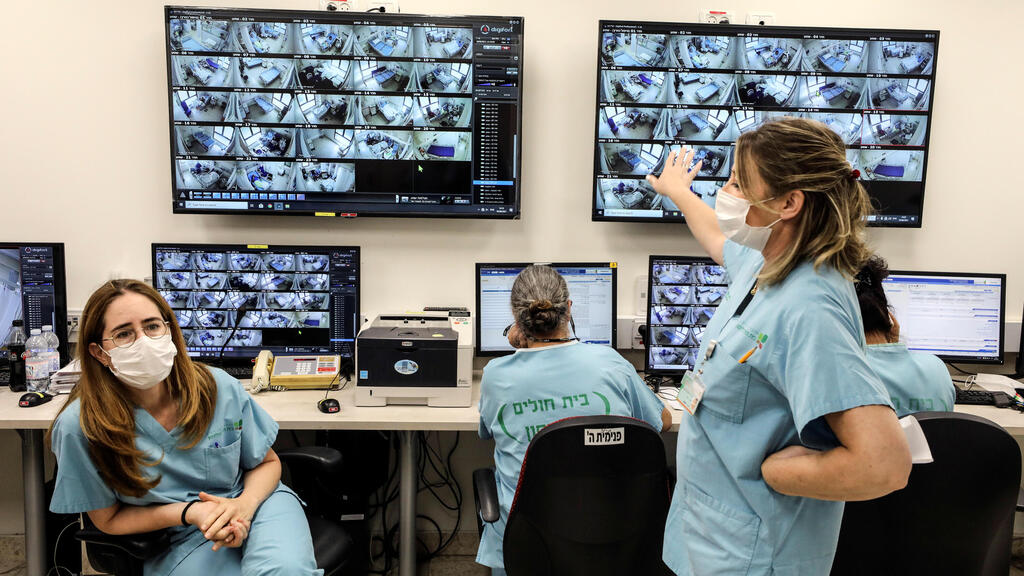 Beilinson Hospital's COVID ward monitoring station (Photo: Reuters) מחלקת קורונה בית חולים בילינסון
