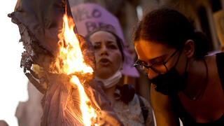 נשים אפגניות שורפות בורקה מחאה ב ברצלונה ספרד אפגניסטן