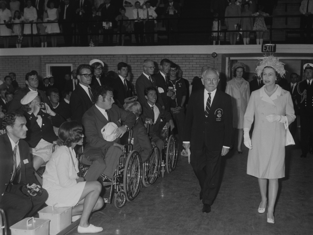 לודוויג גוטמן לצד המלכה אליזבת' בטקס הפתיחה ב-1969
