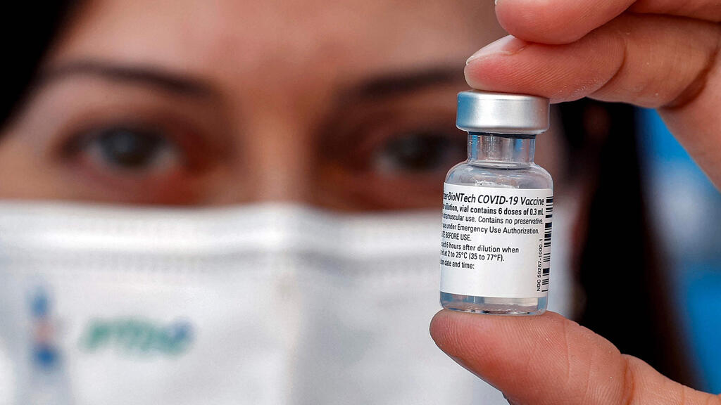 Pfizer-BioNTech COVID-19 coronavirus vaccine (Photo: AFP) A medic holds up a vial of the Pfizer-BioNTech COVID-19 coronavirus vaccine at a vaccination centre at the Atid al-Najah High School for the Sciences at the city of Taibeh in northern Israel on August 19, 2021