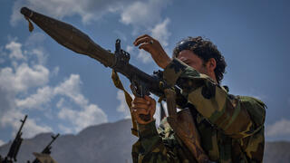 לוחם חמוש שתומך ב צבא אפגניסטן שקרס ב עמק פנג'שיר ב 19 באוגוסט