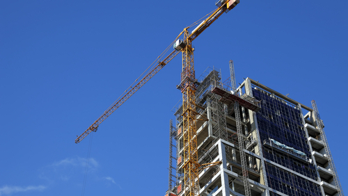 Строительство многоэтажного здания в Израиле (Фото: shutterstock) реклама макро надлан