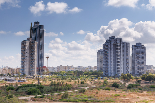 Скоро рядом с этими высотками в Бат-Яме вырастет новый престижный жилой проект "Парк ха-ям" (Фото: shutterstock) реклама макро надлан