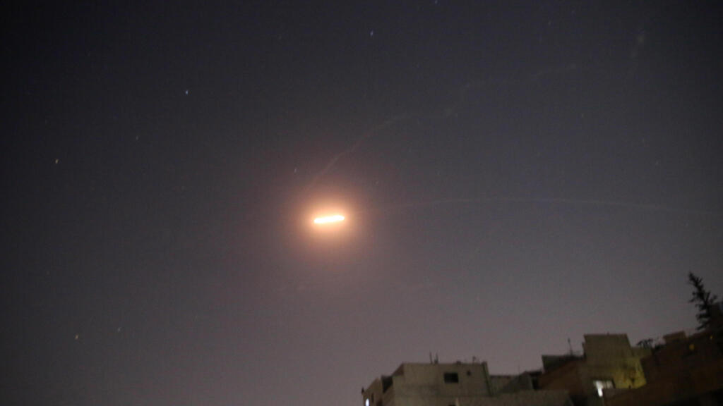 מערכות ה הגנה אווירית ההגנה האווירית של סוריה מעל דמשק במהלך יירוטים של תקיפה שיוחסה ל ישראל 