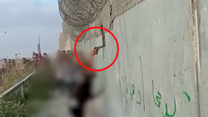 פלסטיני יורה לכיוון חיילים בהפגנה על גדר גבול עזה