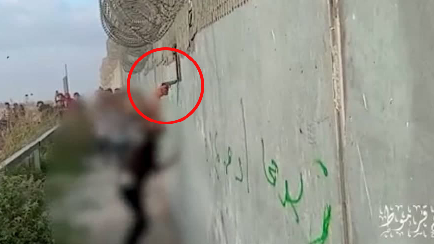 פלסטיני יורה לכיוון חיילים בהפגנה על גדר גבול עזה