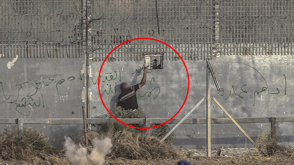 פלסטיני יורה לעבר חיילי צה"ל בגבול רצועת עזה