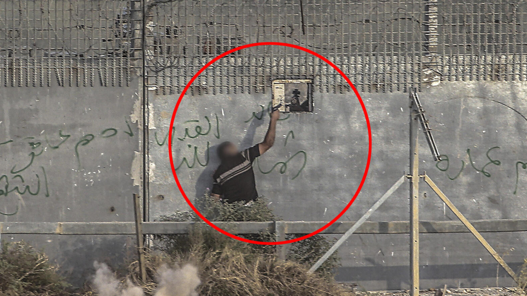 פלסטיני יורה לעבר חיילי צה"ל בגבול רצועת עזה