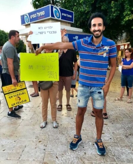 Шахар Наамани из Петах-Тиквы на акции протеста в городе (Фото: Шахар Наамани) Шахар Наамани из Петах-Тиквы на акции протеста в городе