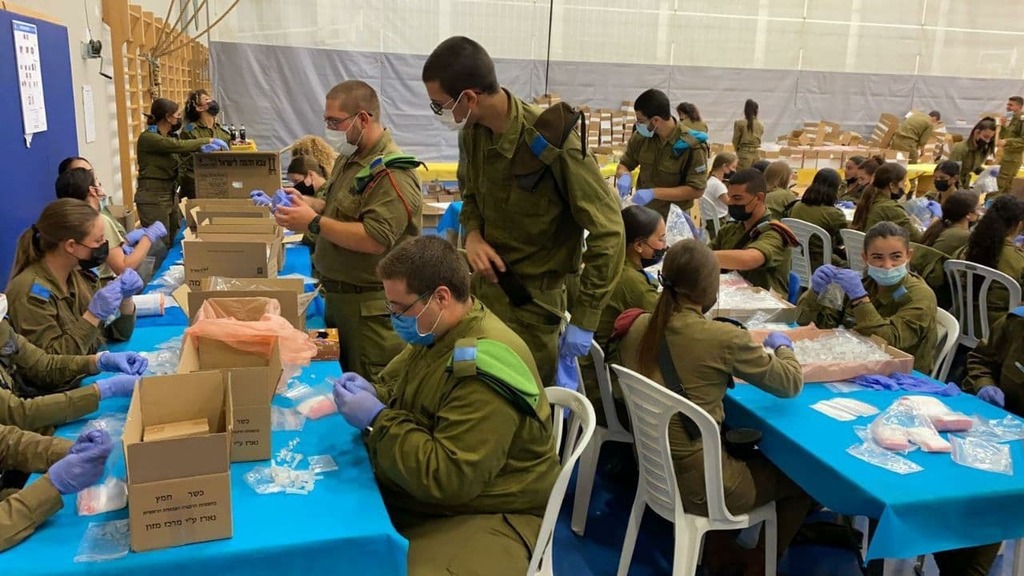 מבצע מיוחד בצה"ל להרכבת ערכות בדיקה לכ-2 מיליון תלמידים בישראל