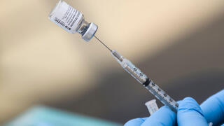 מזרק בקבוקון חיסון נגד קורונה של פייזר ב לוס אנג'לס קליפורניה ארה"ב ב-7 באוגוסט 