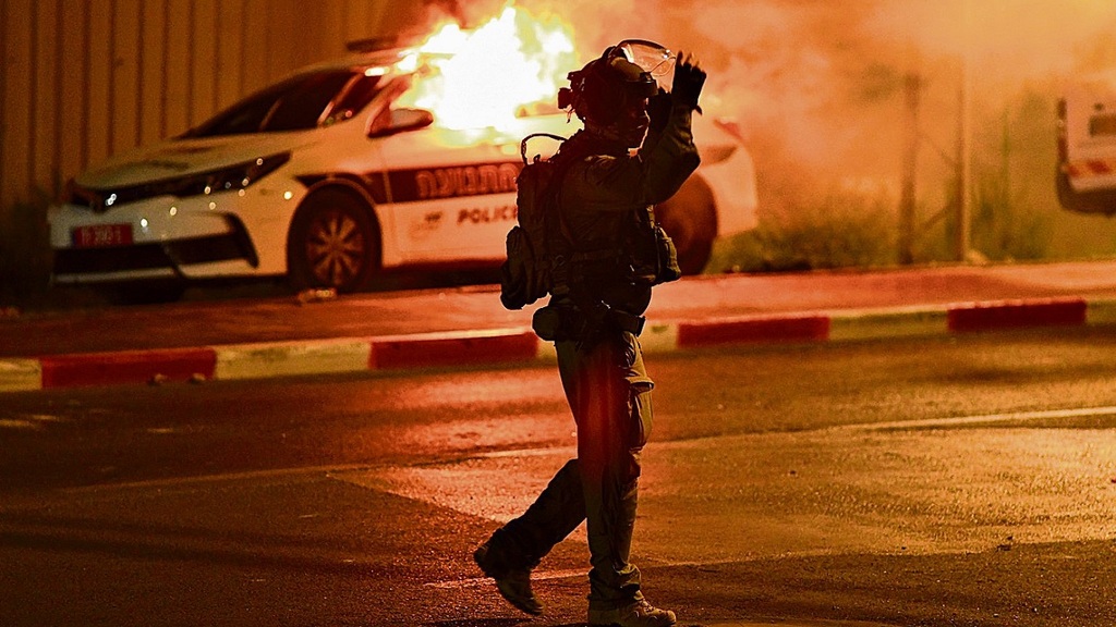 ניידת משטרה שהוצתה במהומות בלוד