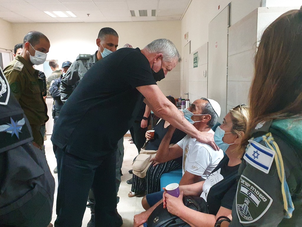 גנץ מבקר משפחת בראל חדריה שנפצע אנושות בגבול רצועת עזה בבית חולים סורוקה