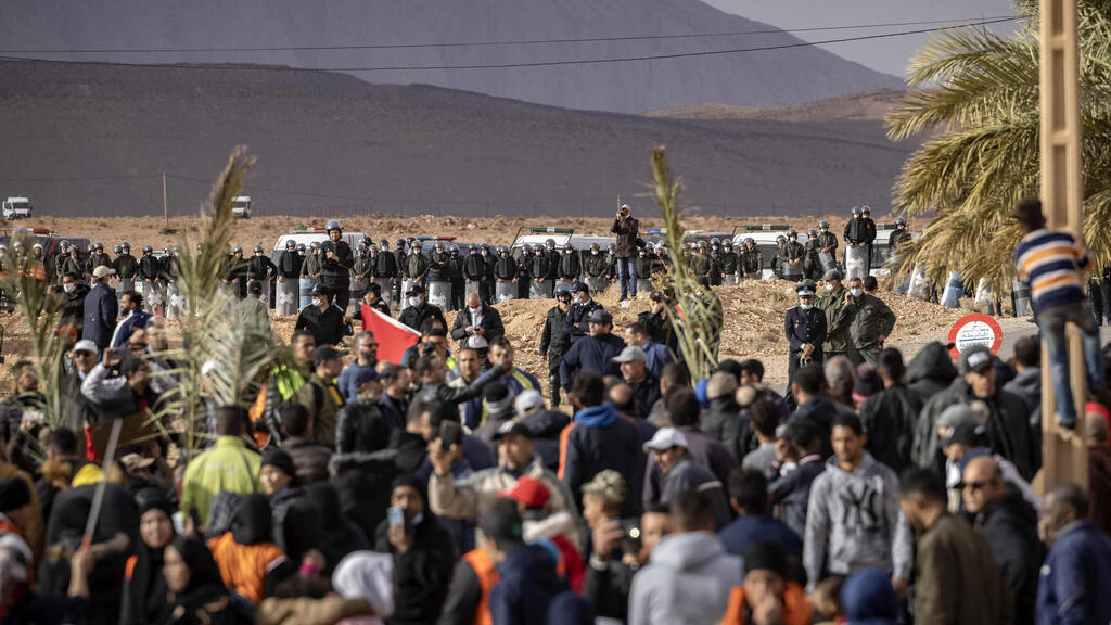 Moroccan security forces stand guard as Moroccan farmers protest in the city of Figuig after Algerian authorities expelled date farmers from the Algerian territory in March (Photo: AFP) Moroccan security forces stand guard as Moroccan farmers protest in the city of Figuig after Algerian authorities expelled date growers from the Algerian territory in March