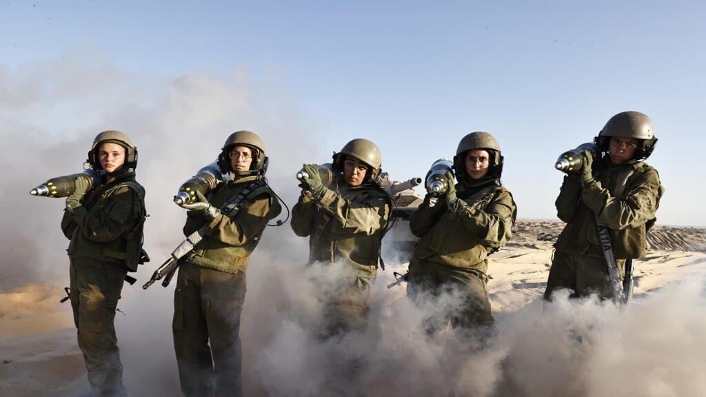 Women serving in the IDF armored corps during training (Photo: Gadi Kabalo) טנקיסטיות