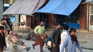 פינוי פצועים פיגוע מחוץ לנמל התעופה ב קאבול אפגניסטן