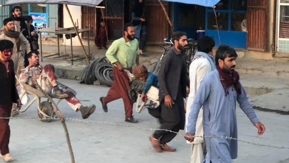 Wounded being evacuated following blast in Kabul פינוי פצועים פיגוע מחוץ לנמל התעופה ב קאבול אפגניסטן