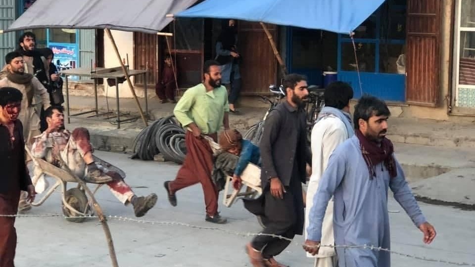 פינוי פצועים פיגוע מחוץ לנמל התעופה ב קאבול אפגניסטן