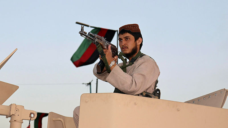 אפגניסטן קאבול מבצע חילוץ לוחם טליבאן שומר ליד נמל התעופה