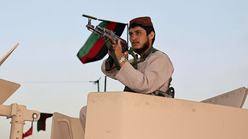 אפגניסטן קאבול מבצע חילוץ לוחם טליבאן שומר ליד נמל התעופה