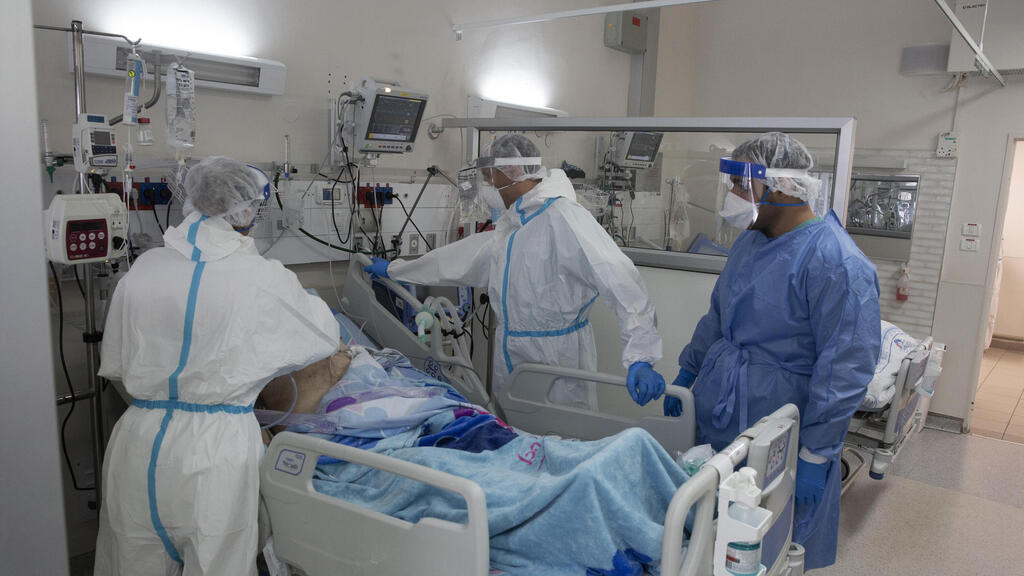Medical staff treat seriously ill COVID patients at the Barzilai Medical Center in Ashkelon 