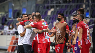 שחקני הפועל תל אביב חוגגים עם סלים טועמה