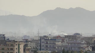 אפגניסטן קאבול עשן מיתמר אחרי פיצוץ ליד נמל התעופה