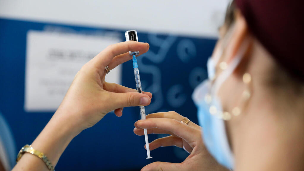 מתחסנים בחיסון שלישי