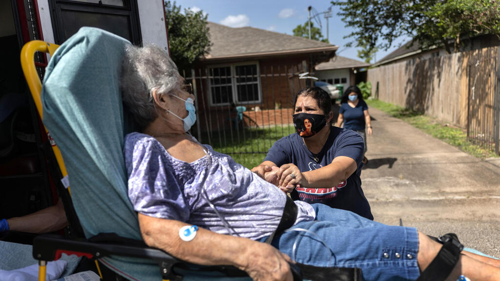 An elderly woman suffering from COVID-19 being taken to hospital in Texas last August (Photo: Gettyimages) חולי קורונה ב יוסטון טקסס ארה"ב בית חולים