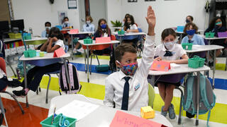 תלמידים עם מסכות מסכה נגד קורונה בית ספר באזור מיאמי פלורידה ארה"ב