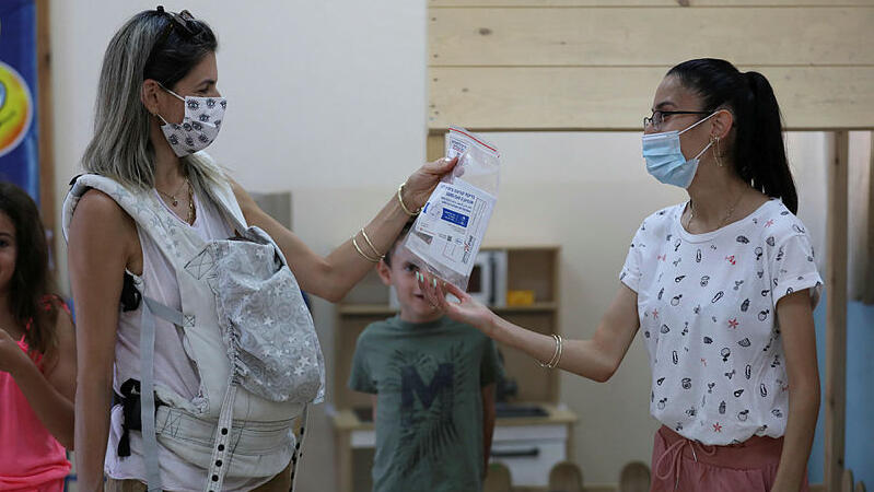Rapid COVID test kits supplied to parents in Jerusalem (Photo: EPA) ערכה של בדיקת אנטיגן בבית ספר בירושלים