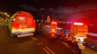 זירת תאונת הדרכים בה נהרג רוכב אופניים מפגיעת רכב סמוך לצומת חולון