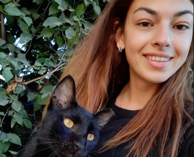 Алина Яакубов со спасенным ею котом 
