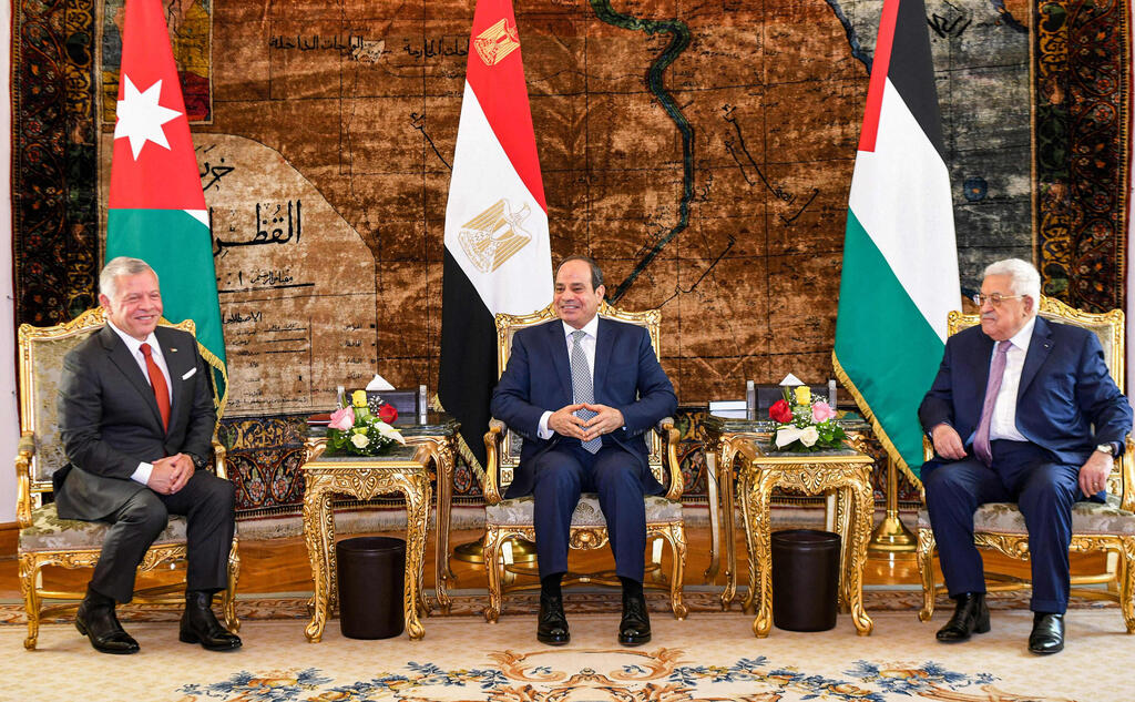 Jordan's King Abdullah II, Egypt's President Abdel Fattah al-Sisi, and Palestinian President Mahmoud Abbas meeting together during a trilateral summit in Cairo 