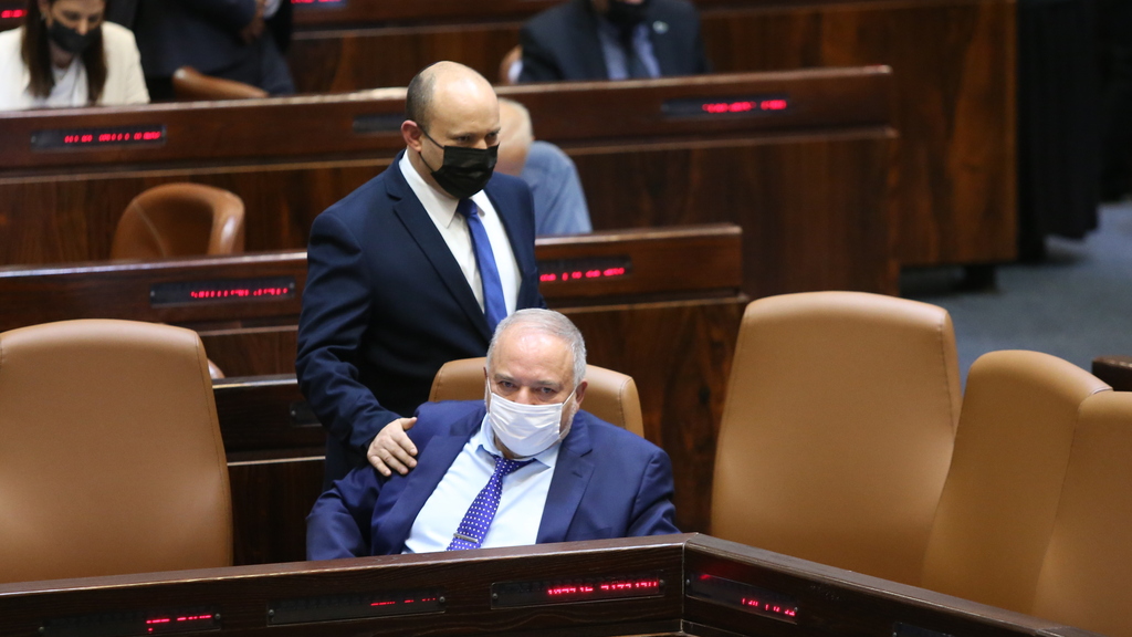 Нафтали Беннет и Авигдор Либерман в кнессете (Фото: Амит Шааби) נפתלי בני ואביגדור ליברמן במליאת הכנסת