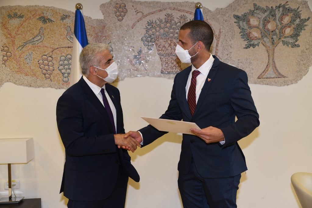 יאיר לפיד בפגישה עם שגריר בחריין חאלד יוסוף אל ג'לאהמה