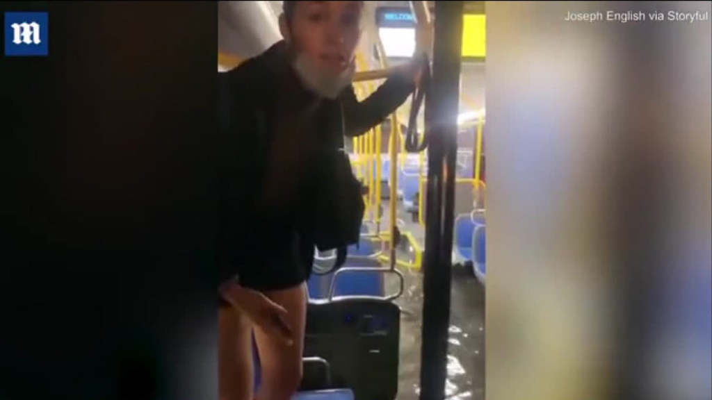 Автобус в квартале Куинс ( Фото: АР) אוטובוס הוצף קווינס ניו יורק ארה"ב הצפות