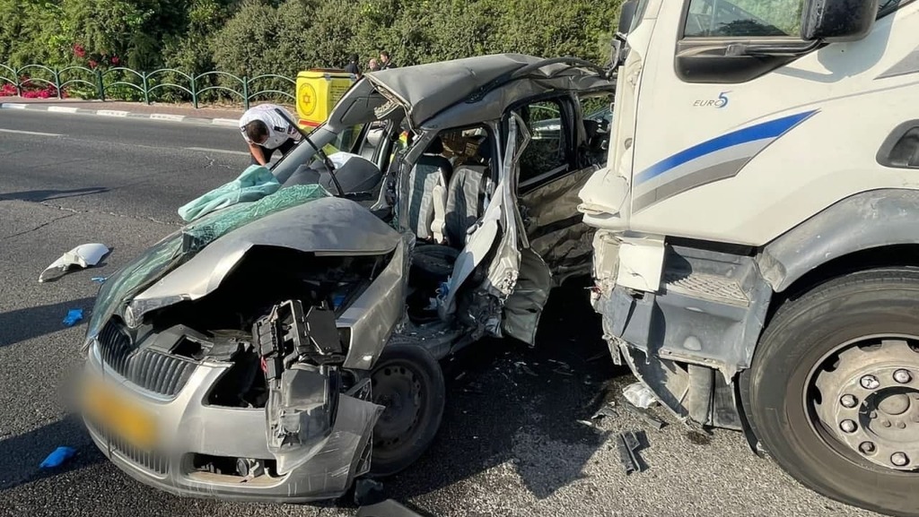 זירת התאונה בכביש 411 סמוך למזכרת בתיה