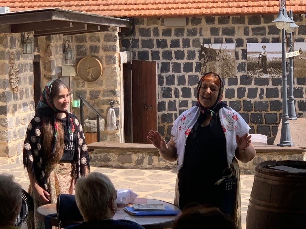   Эстер Шмуэли в русском платке рассказывает израильтянам о субботниках во дворе-музее в Илании