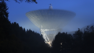 ביקום יש שפע מקורות של גלי רדיו. טלסקופ הרדיו המתכוונן באפלסברג, גרמניה, עם צלחת בקוטר מאה מטרים