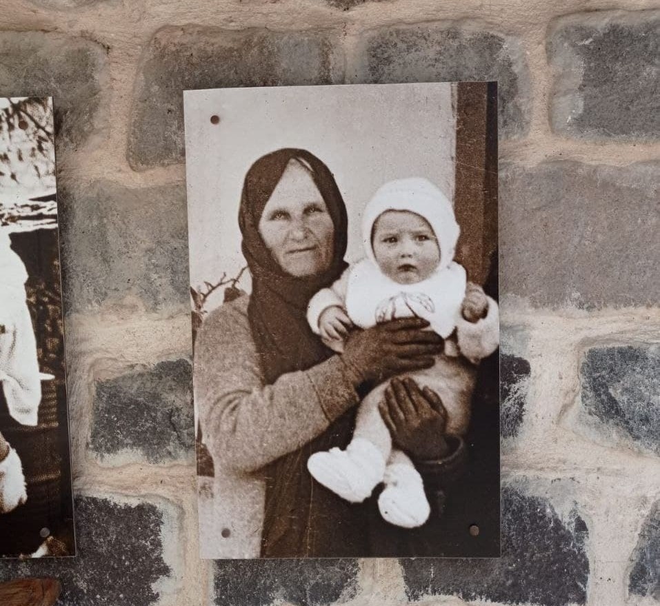 Субботники в Эрец-Исраэль: фотография во дворе-музее семьи Шмуэли