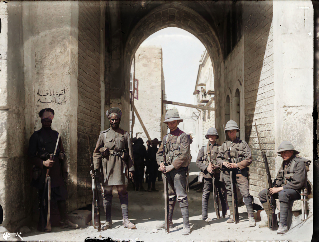 חיילים בריטים וחייל הודי מוצבים בשער האריות, אפריל 1920